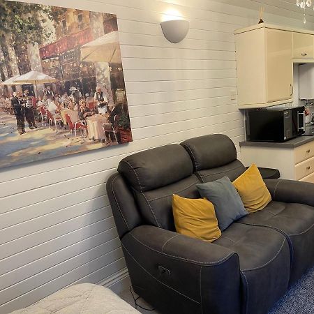 شقة بيرتشينغتون  في Cosy Cabin By The Seaside With Hot Tub المظهر الخارجي الصورة