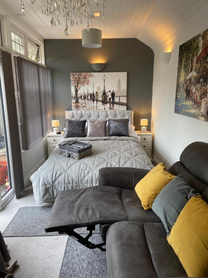 شقة بيرتشينغتون  في Cosy Cabin By The Seaside With Hot Tub المظهر الخارجي الصورة
