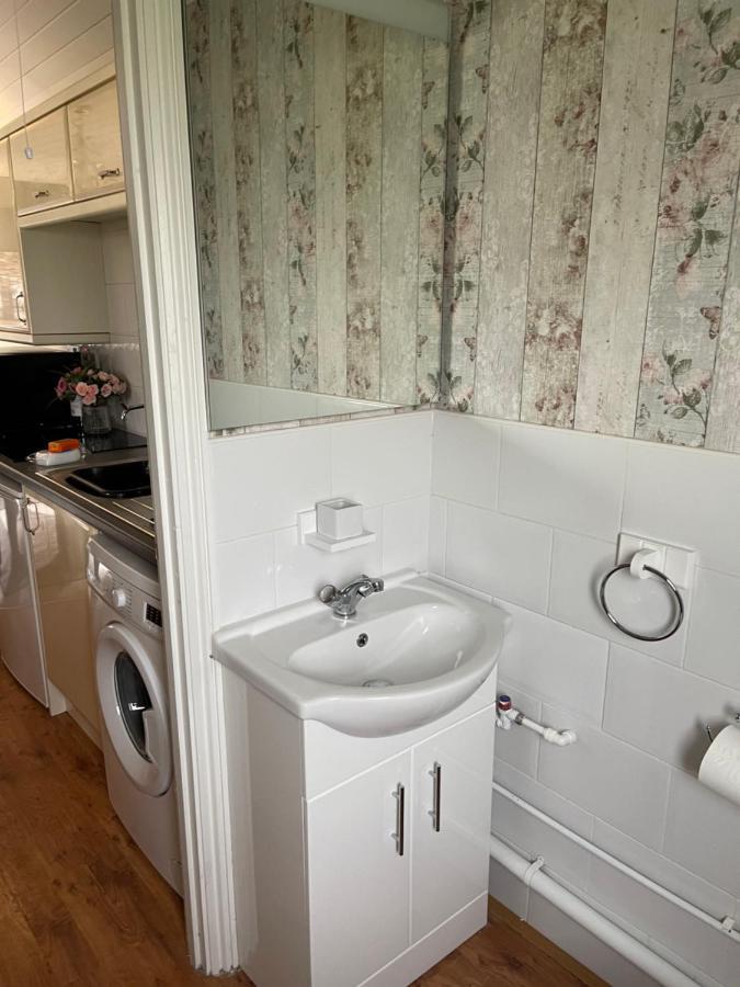 شقة بيرتشينغتون  في Cosy Cabin By The Seaside With Hot Tub المظهر الخارجي الصورة