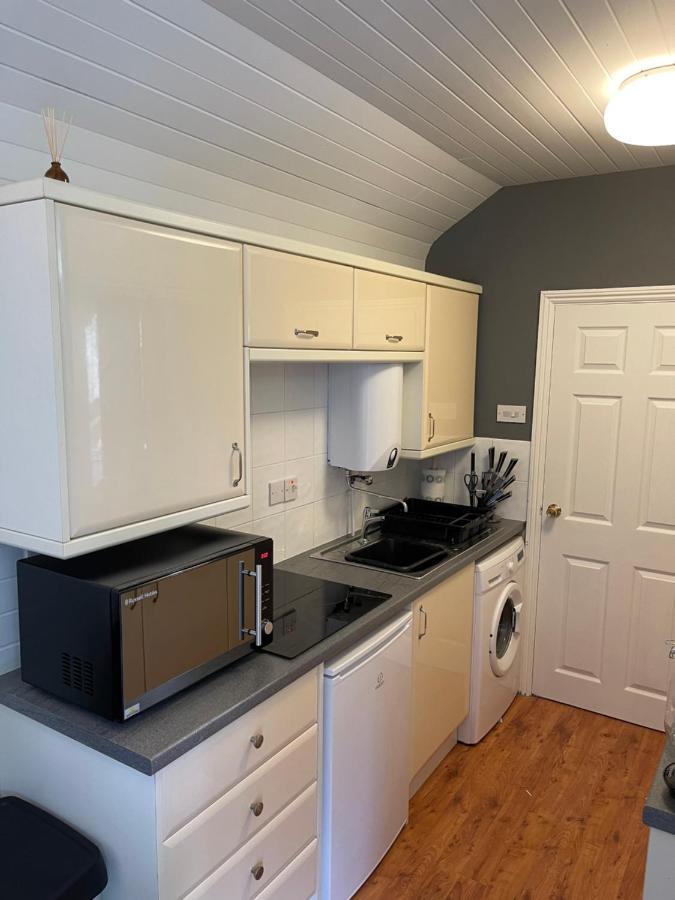 شقة بيرتشينغتون  في Cosy Cabin By The Seaside With Hot Tub المظهر الخارجي الصورة