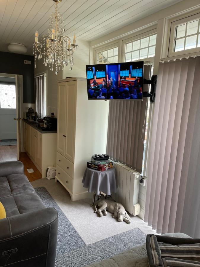 شقة بيرتشينغتون  في Cosy Cabin By The Seaside With Hot Tub المظهر الخارجي الصورة