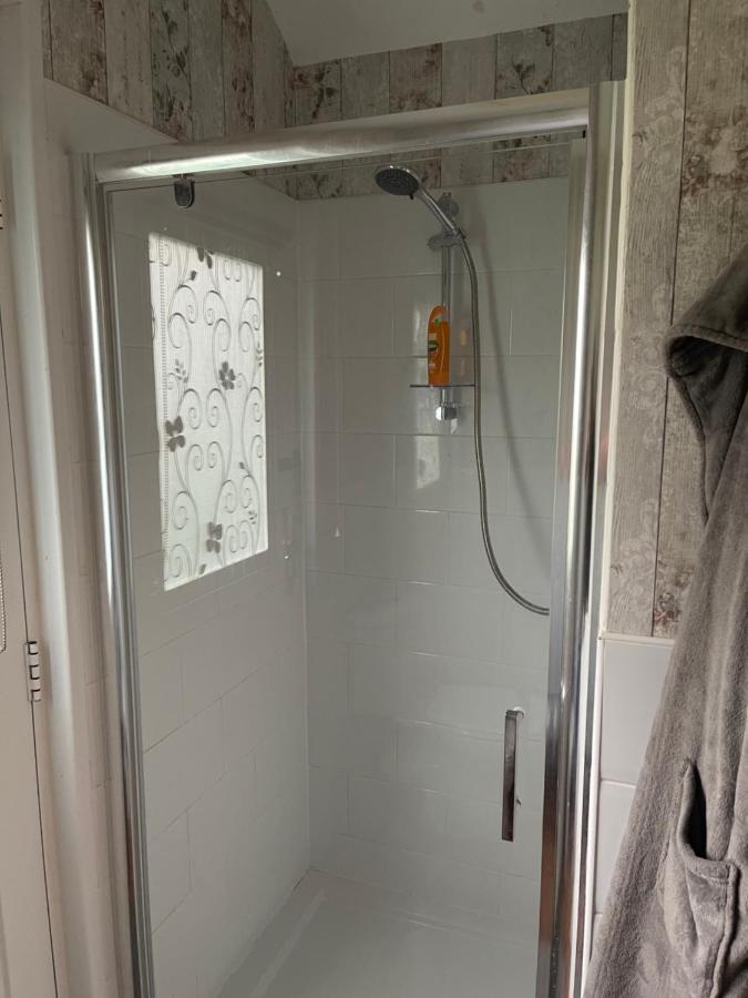 شقة بيرتشينغتون  في Cosy Cabin By The Seaside With Hot Tub المظهر الخارجي الصورة