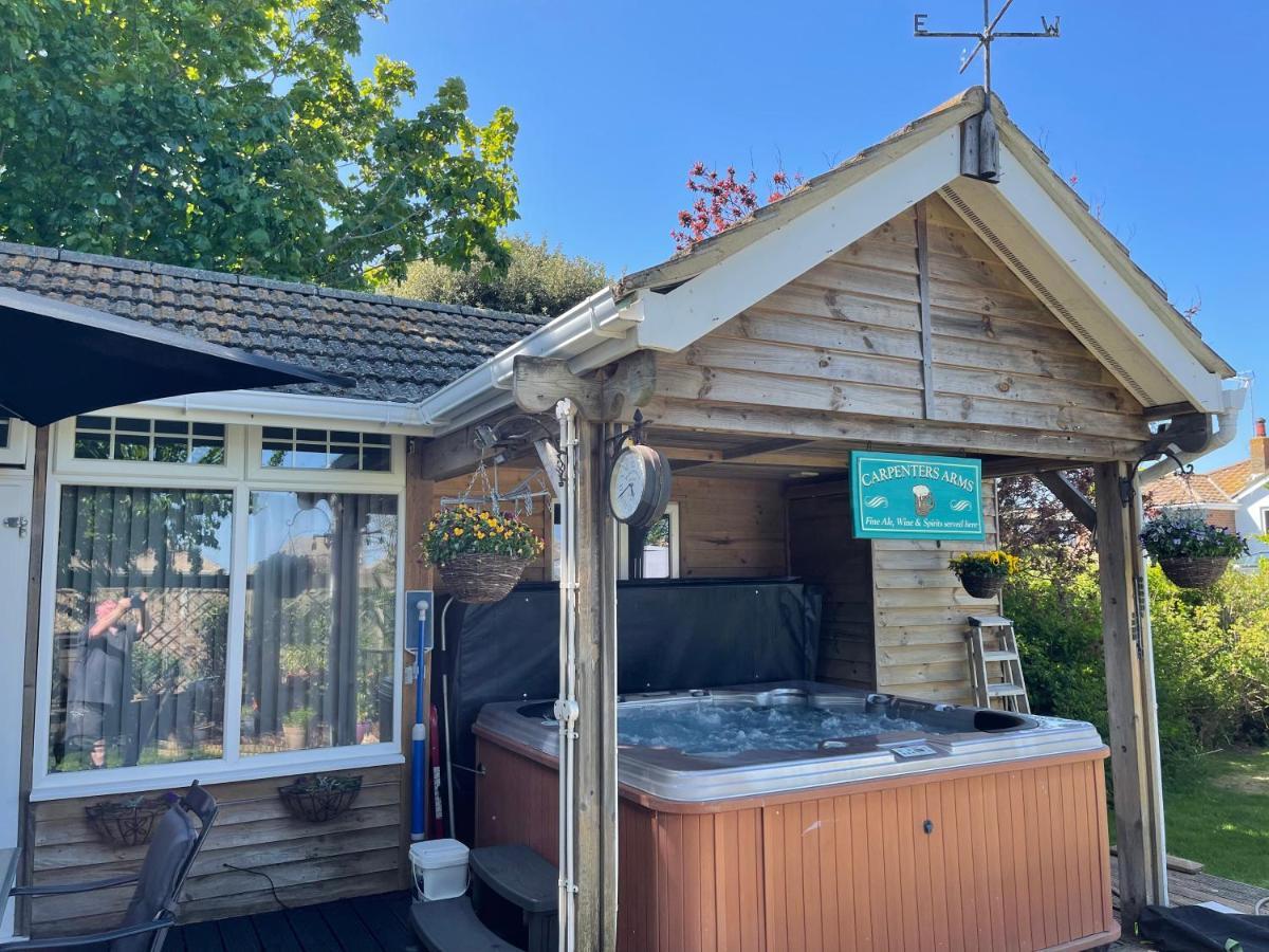 شقة بيرتشينغتون  في Cosy Cabin By The Seaside With Hot Tub المظهر الخارجي الصورة