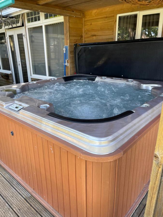 شقة بيرتشينغتون  في Cosy Cabin By The Seaside With Hot Tub المظهر الخارجي الصورة